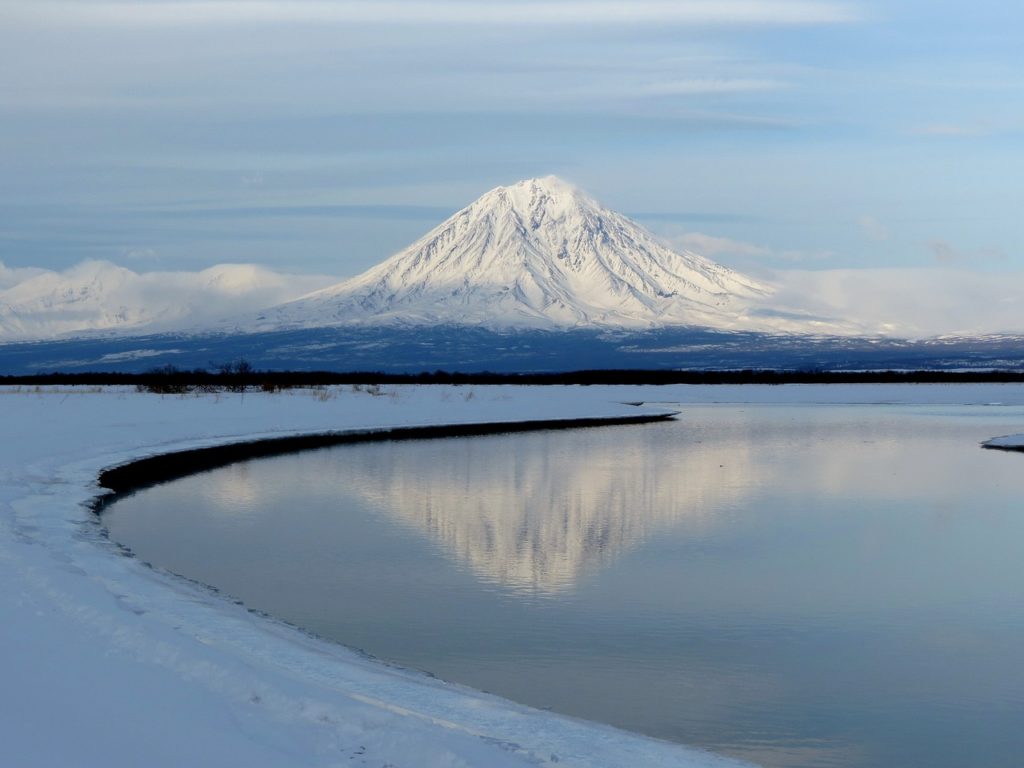 Зимнее озеро напротив вулкана
