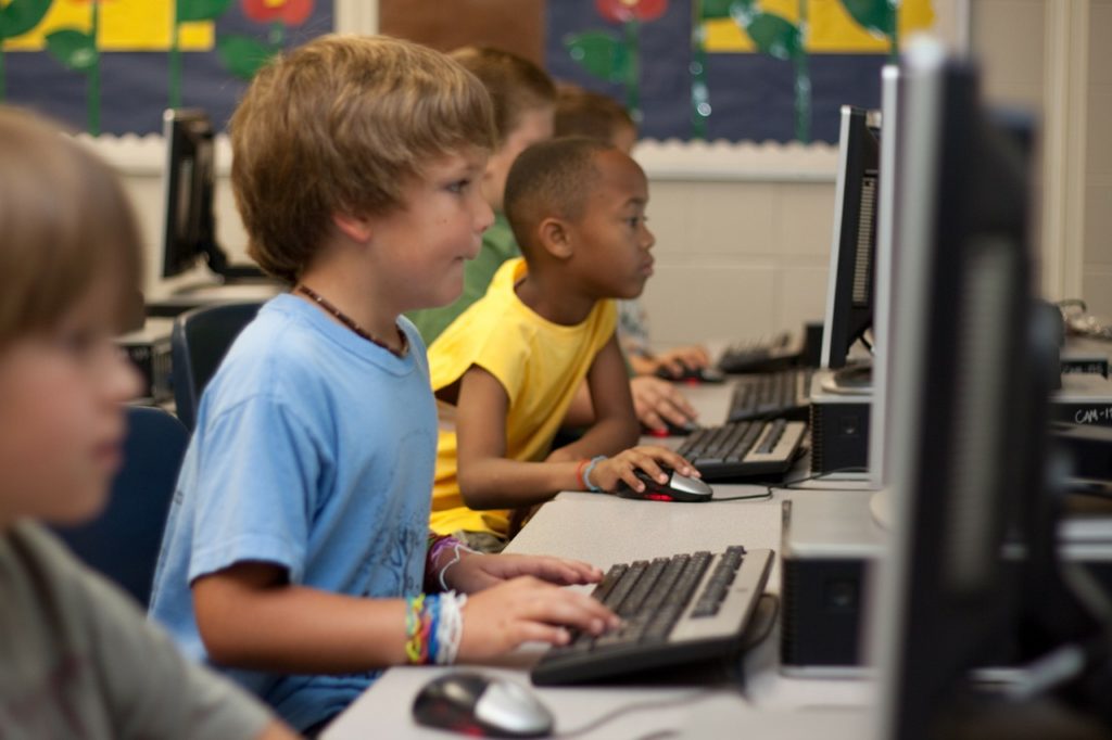 Дети в классе занимаются на компьютерах