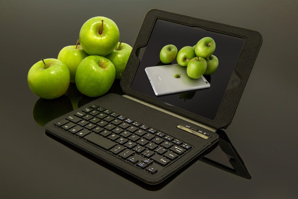 Яблоки возле ноутбука