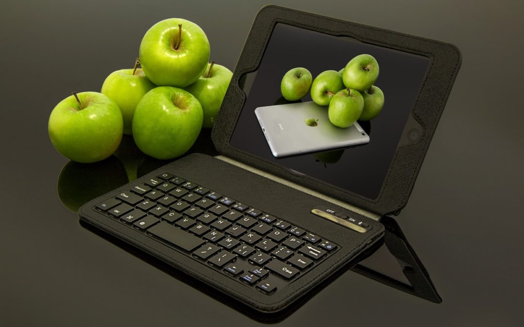 Яблоки возле ноутбука