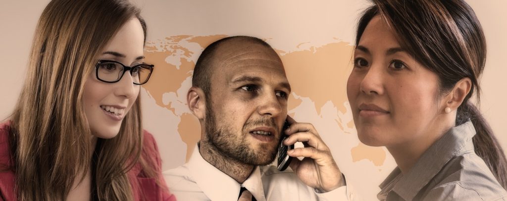 Мужчина разоваривает по телефону между женщин
