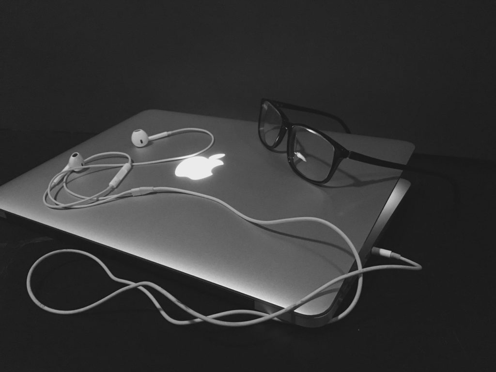 Ноутбук с наушниками и очками